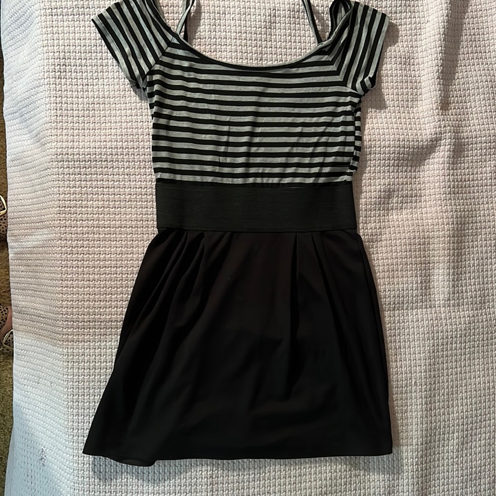 Juniors 6degress size M black and grey striped dress